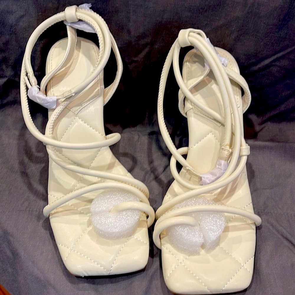 Brand new! Never worn. Courthouse women’s kitten heels sandals